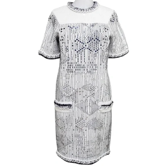 CHANEL★素敵！21B Ecru/Silver Knit V-Neck Sweater Dress NWT CHANEL 21B Ecru/Silver Knit V-Neck Sleeveless Sweater